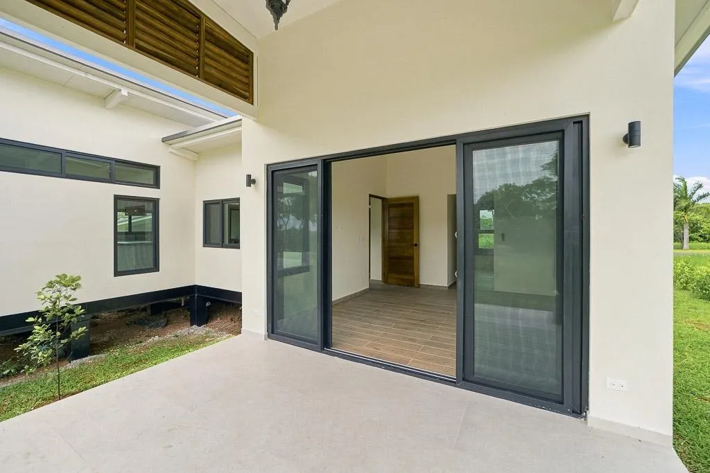 Solar-Powered Home with Casita Near Pedasí