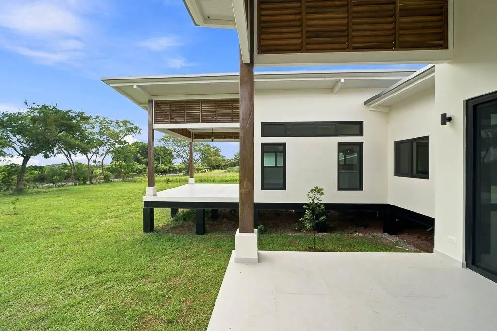 Solar-Powered Home with Casita Near Pedasí