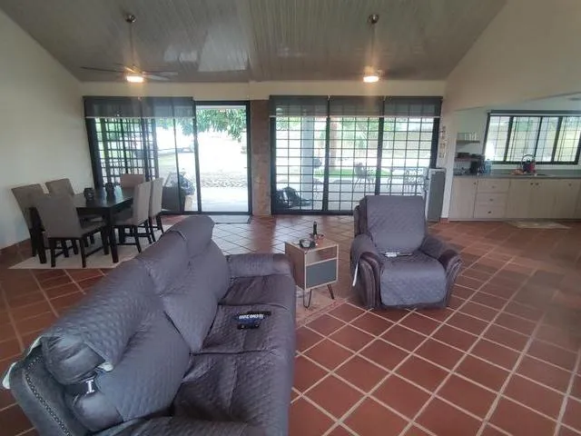 Casa de campo de 3 dormitorios con piscina y amplio jardín | Nueva Gorgona