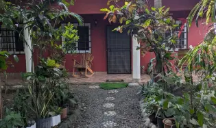 Se Vende Casa con Casa de Huéspedes y Amplio Terreno.