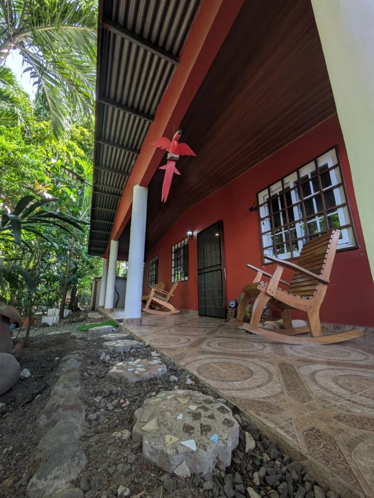 Se Vende Casa con Casa de Huéspedes y Amplio Terreno.