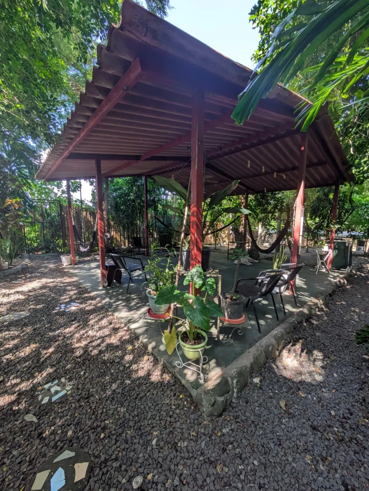 Se Vende Casa con Casa de Huéspedes y Amplio Terreno.
