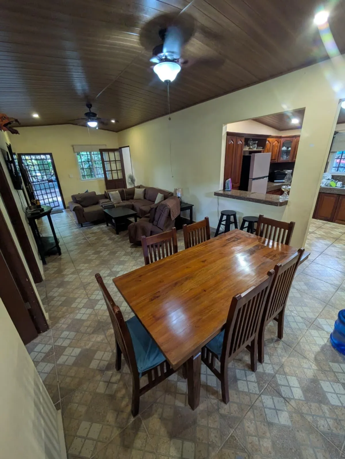 Se Vende Casa con Casa de Huéspedes y Amplio Terreno.