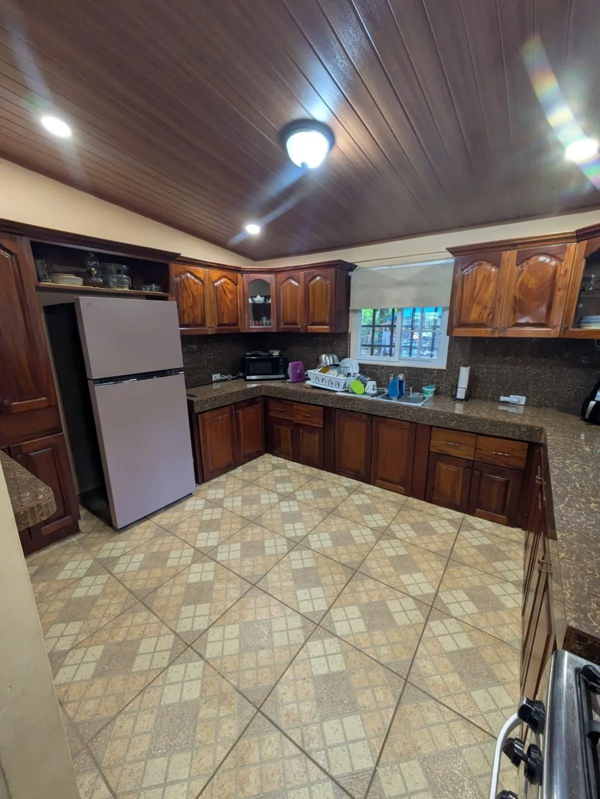 Se Vende Casa con Casa de Huéspedes y Amplio Terreno.