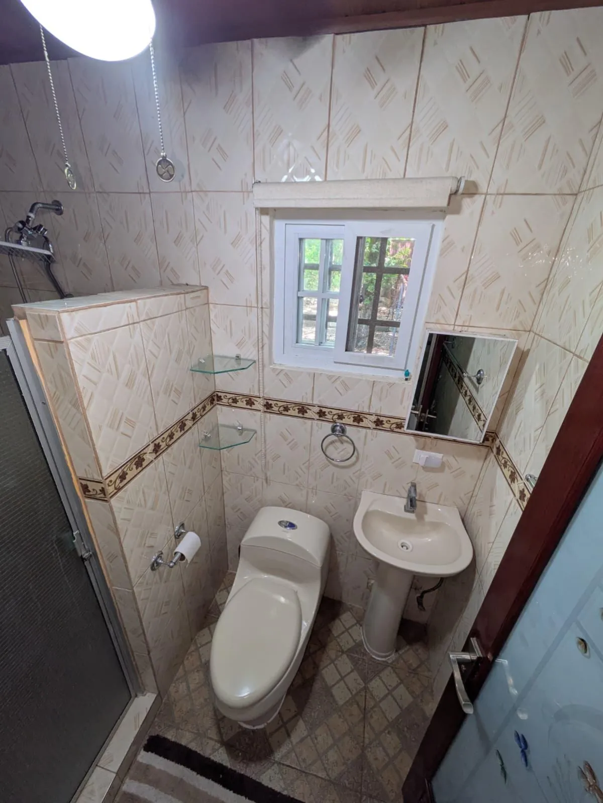 Se Vende Casa con Casa de Huéspedes y Amplio Terreno.