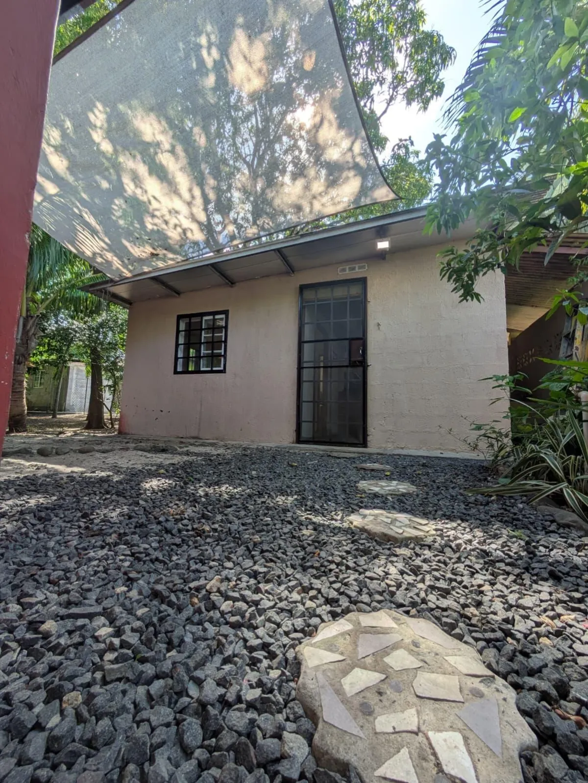 Se Vende Casa con Casa de Huéspedes y Amplio Terreno.