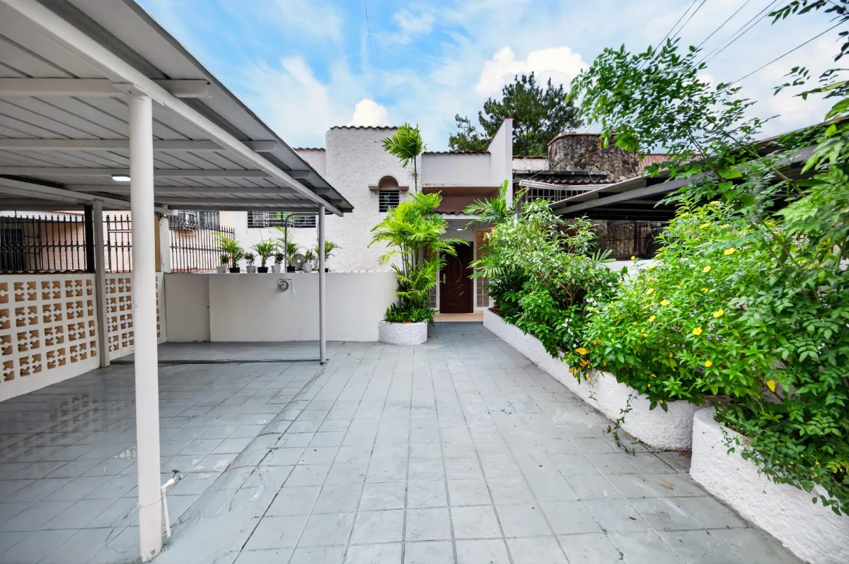 Renovated in Altos de Miraflores, Betania