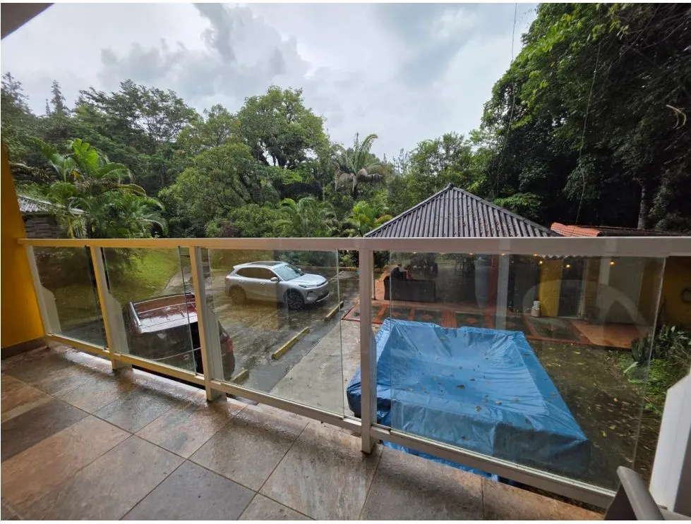 VENTA DE TERRENO CON 3 CABAÑAS EN ALTOS DE CERRO AZUL. MY