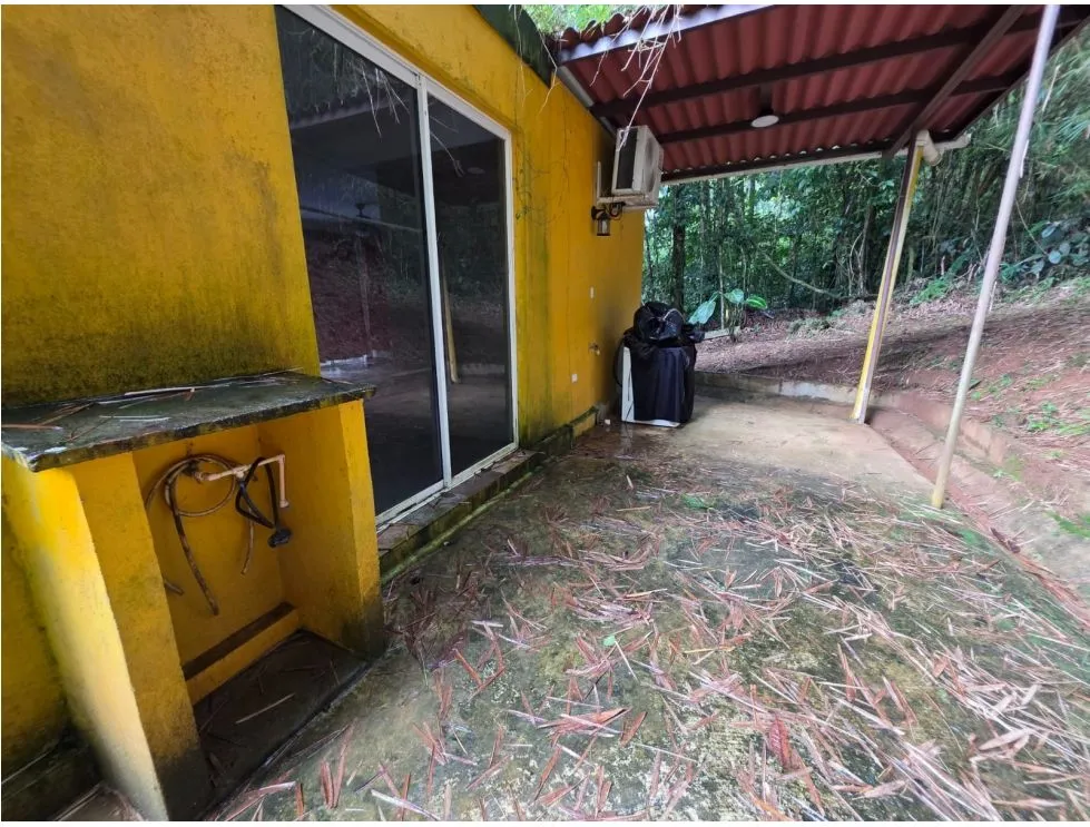VENTA DE TERRENO CON 3 CABAÑAS EN ALTOS DE CERRO AZUL. MY