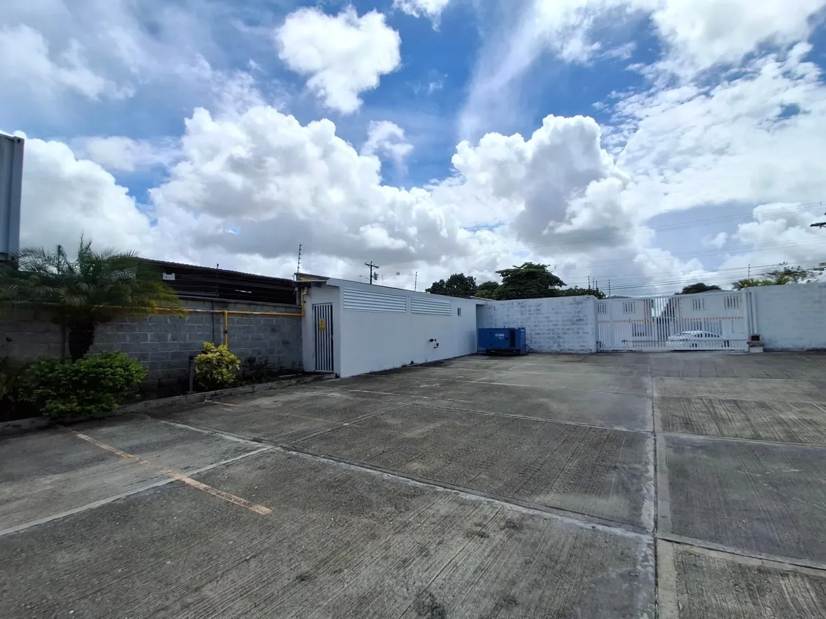 Land for sale with preliminary project Las Acacias