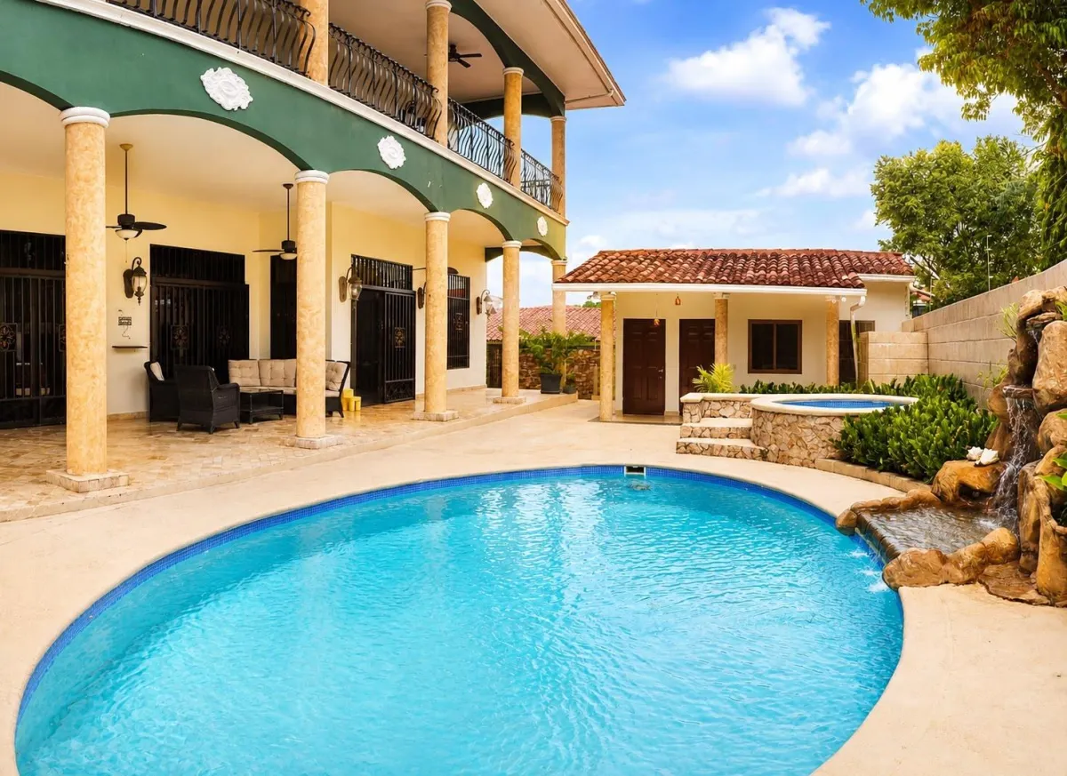 House for Sale in La Alameda with Pool and Panels