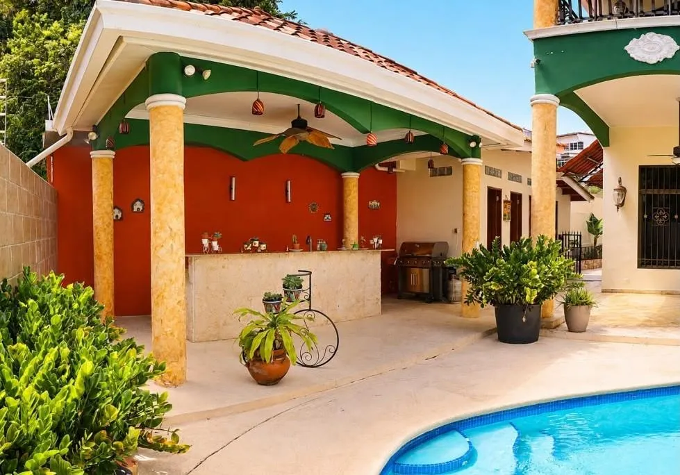 House for Sale in La Alameda with Pool and Panels
