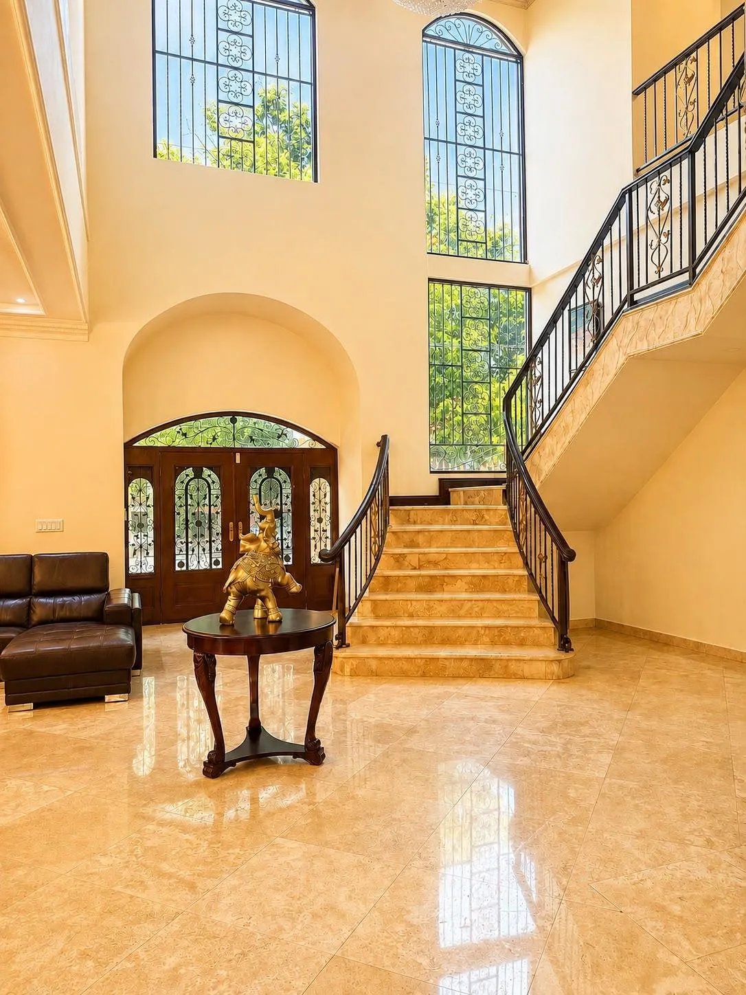 House for Sale in La Alameda with Pool and Panels