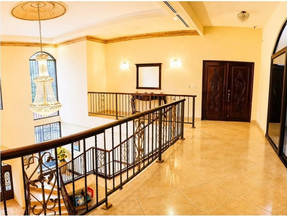 House for Sale in La Alameda with Pool and Panels