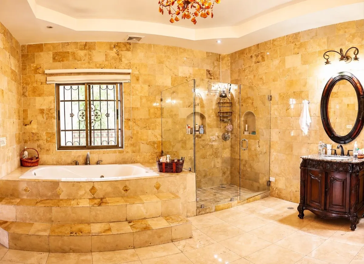 House for Sale in La Alameda with Pool and Panels