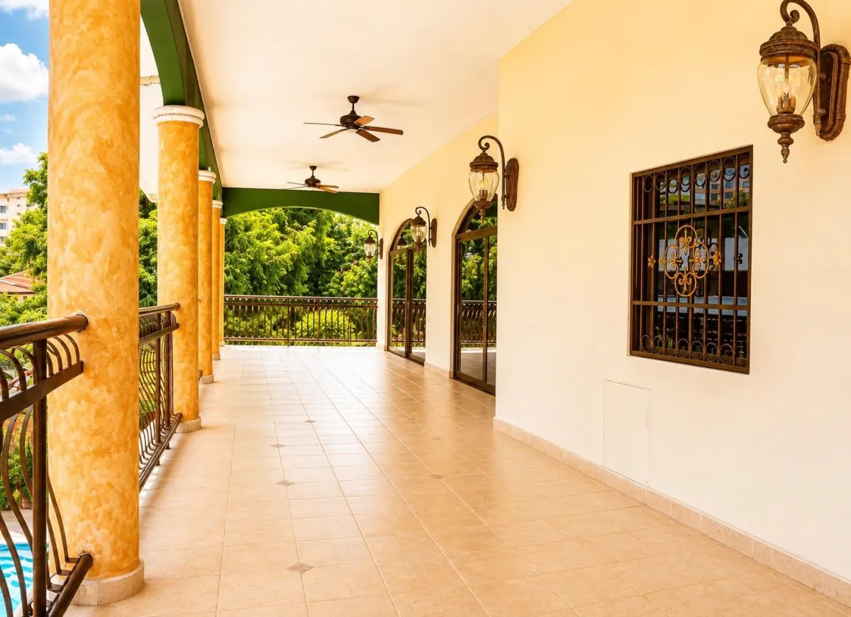 House for Sale in La Alameda with Pool and Panels