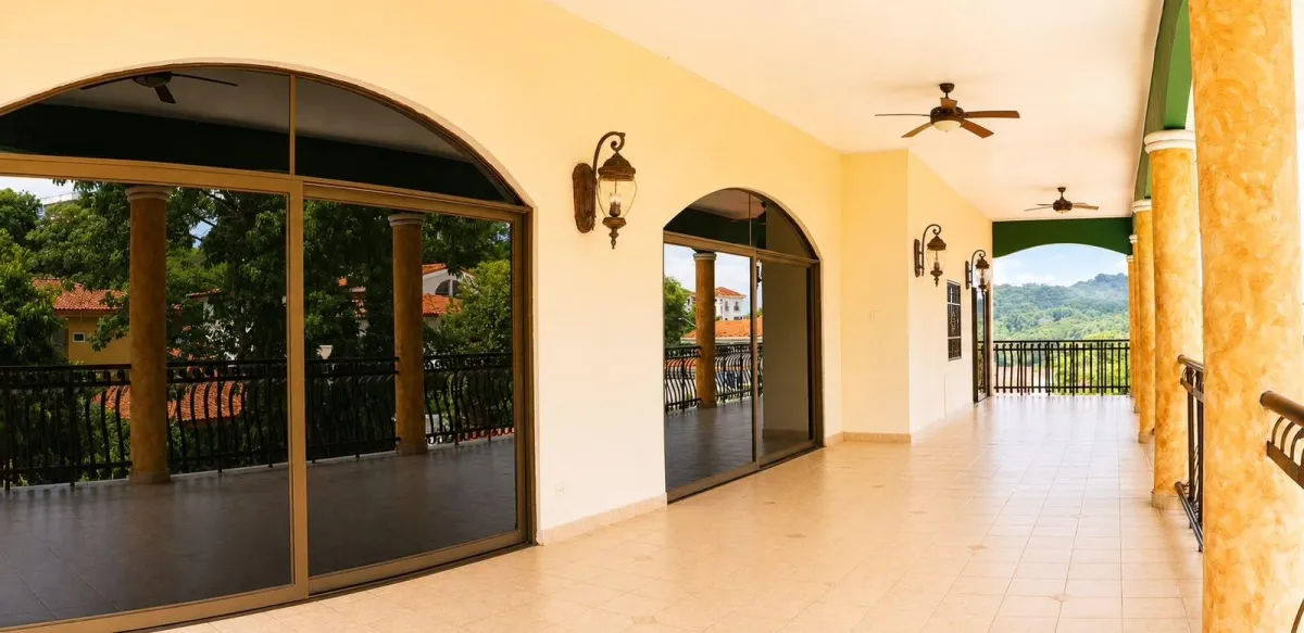 House for Sale in La Alameda with Pool and Panels