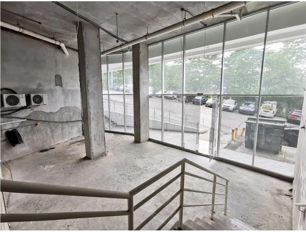 Venta/Alquiler de locales de 2 niveles en SKy Point, Tumba Muerto. LM