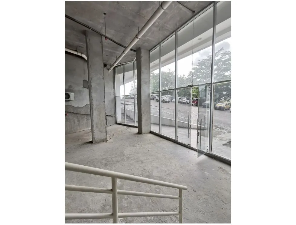 Venta/Alquiler de locales de 2 niveles en SKy Point, Tumba Muerto. LM