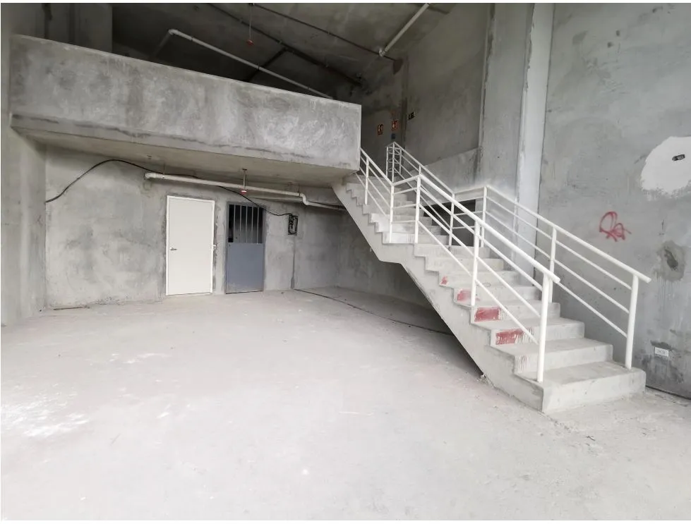 Venta/Alquiler de locales de 2 niveles en SKy Point, Tumba Muerto. LM