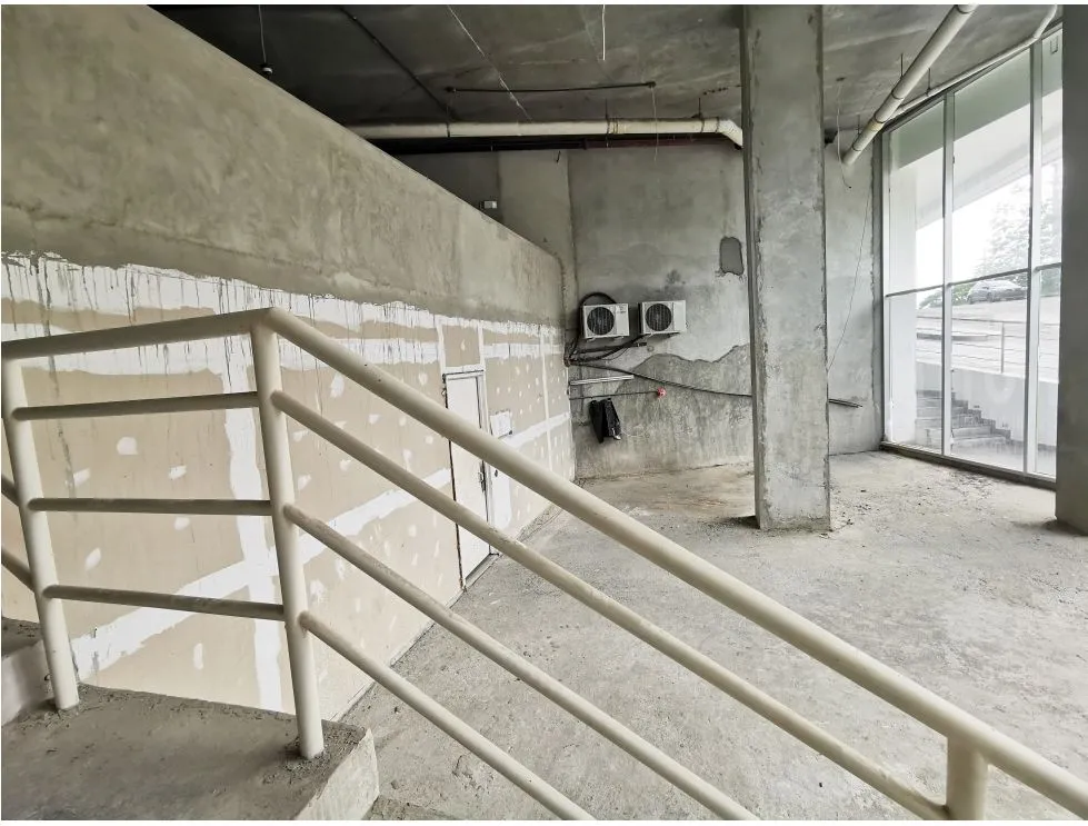 Venta/Alquiler de locales de 2 niveles en SKy Point, Tumba Muerto. LM