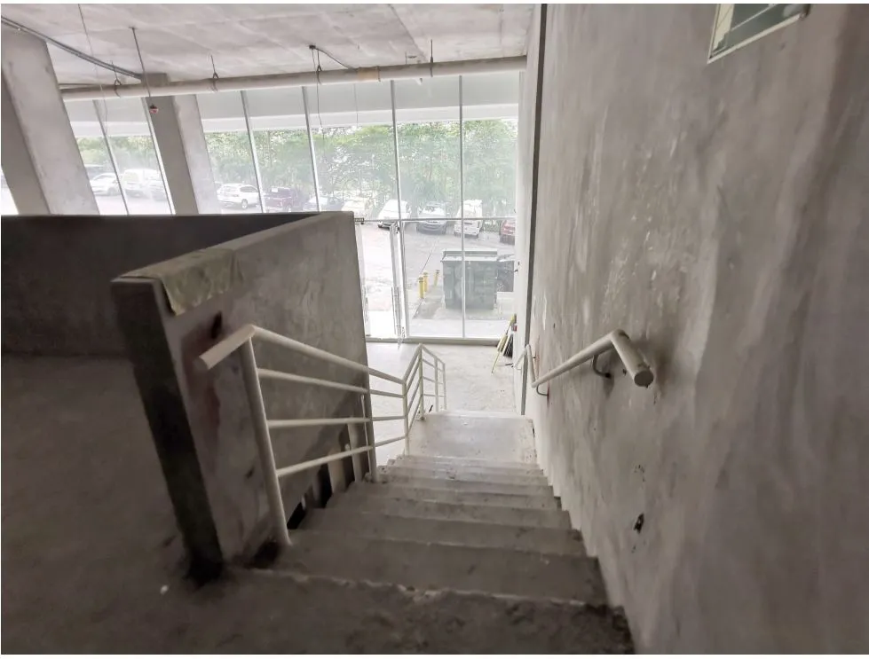 Venta/Alquiler de locales de 2 niveles en SKy Point, Tumba Muerto. LM