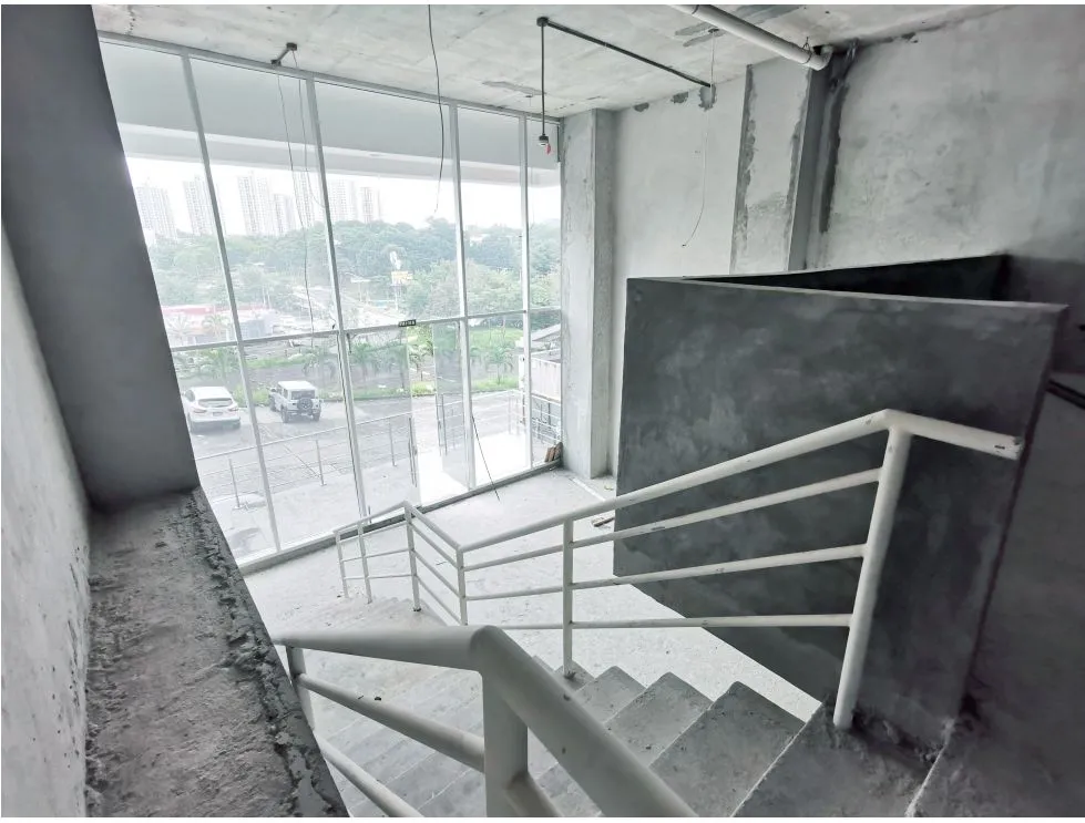 Venta/Alquiler de locales de 2 niveles en SKy Point, Tumba Muerto. LM