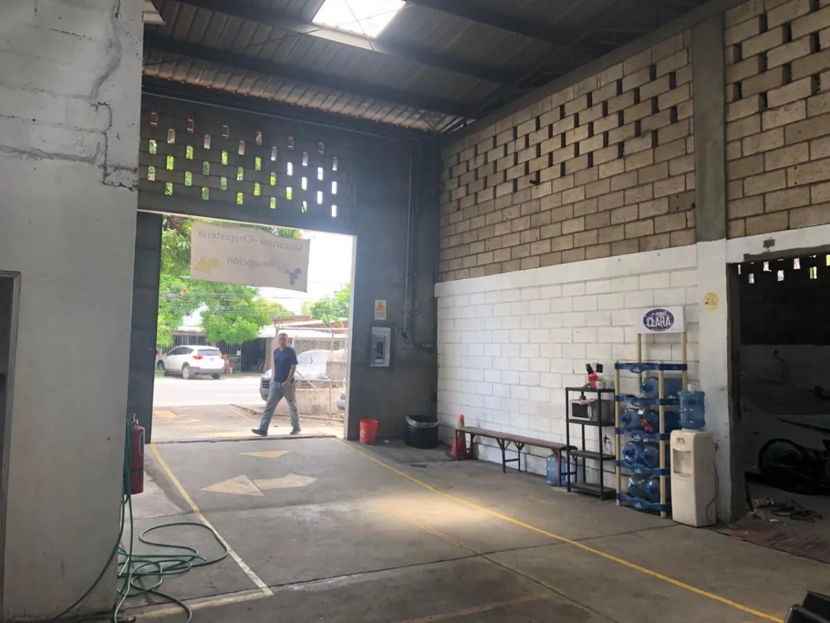 Warehouse for sale in Parque Lefevre
