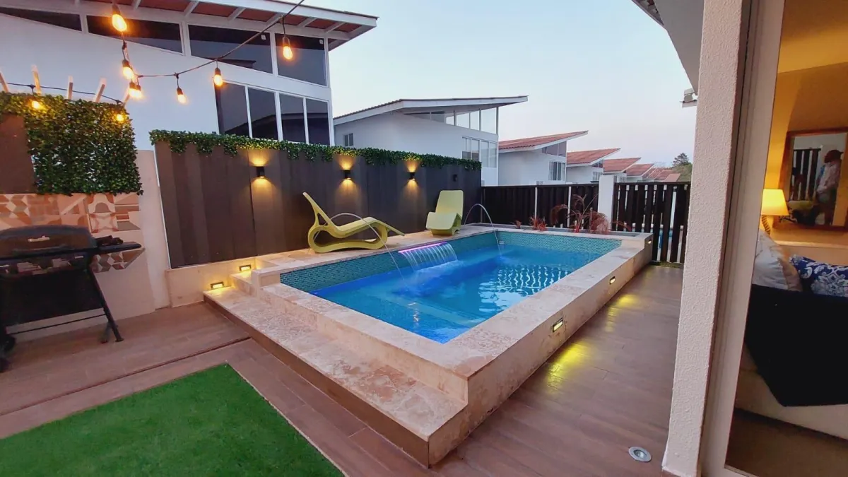CASA DE DOS PISOS CERCA DE LA PLAYA, CORONADO