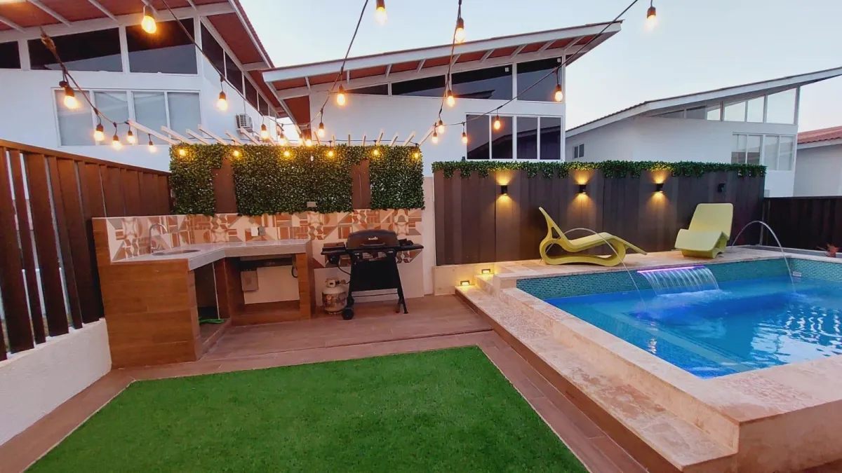 CASA DE DOS PISOS CERCA DE LA PLAYA, CORONADO