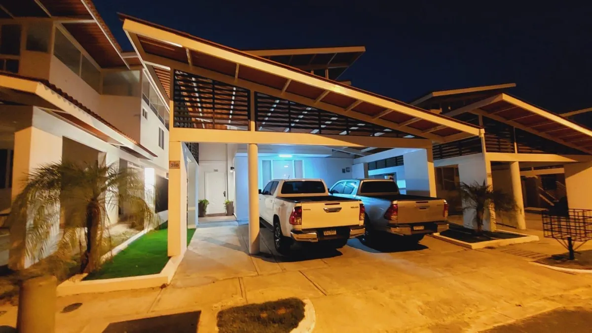 CASA DE DOS PISOS CERCA DE LA PLAYA, CORONADO
