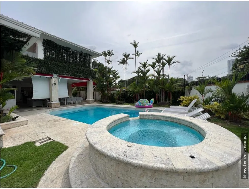 Se  Alquila Casa con Piscina en Altos del Golf  Amoblada