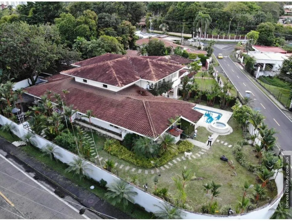 Se  Alquila Casa con Piscina en Altos del Golf  Amoblada