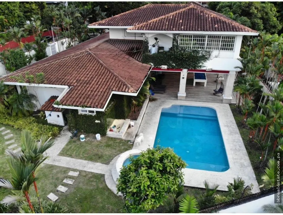 Se  Alquila Casa con Piscina en Altos del Golf  Amoblada