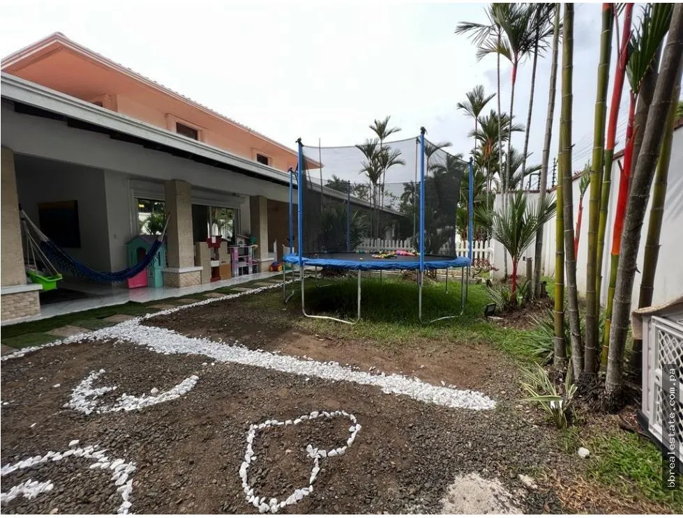 Se  Alquila Casa con Piscina en Altos del Golf  Amoblada
