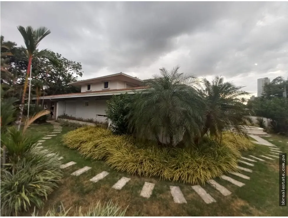 Se  Alquila Casa con Piscina en Altos del Golf  Amoblada
