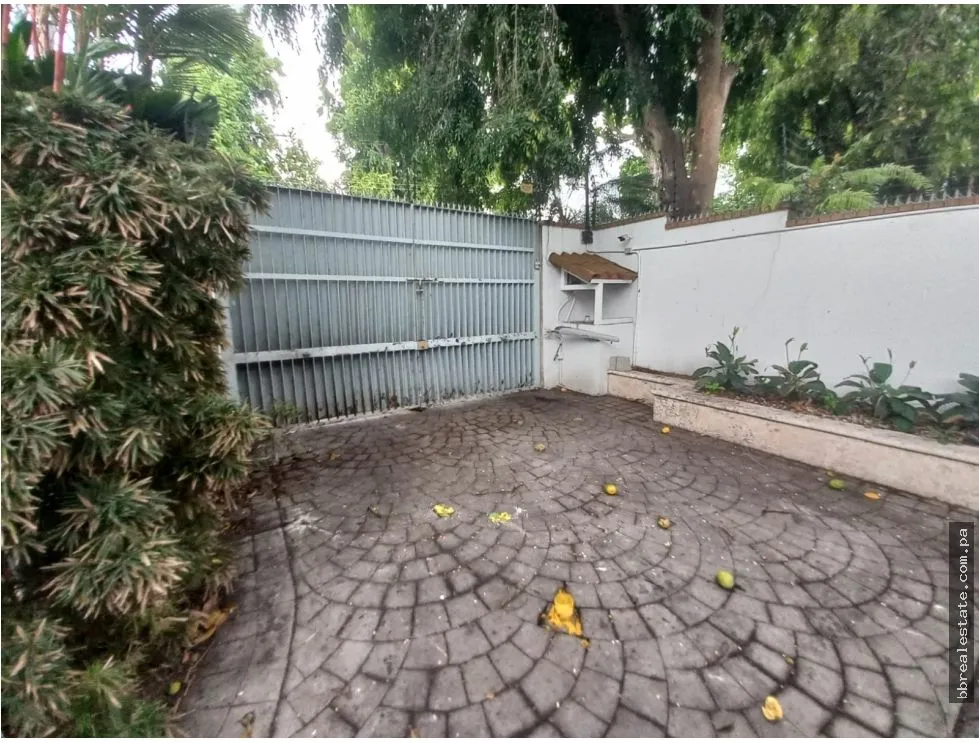 Se  Alquila Casa con Piscina en Altos del Golf  Amoblada