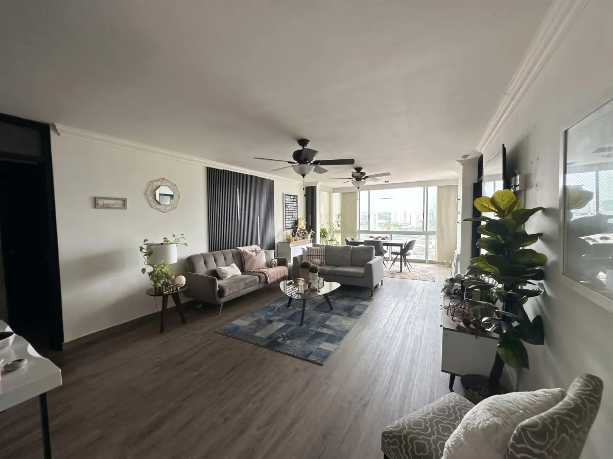 Venta apartamento c/ 2 estacionamientos + 1 dep PH Sky Level (Hato Pintado)