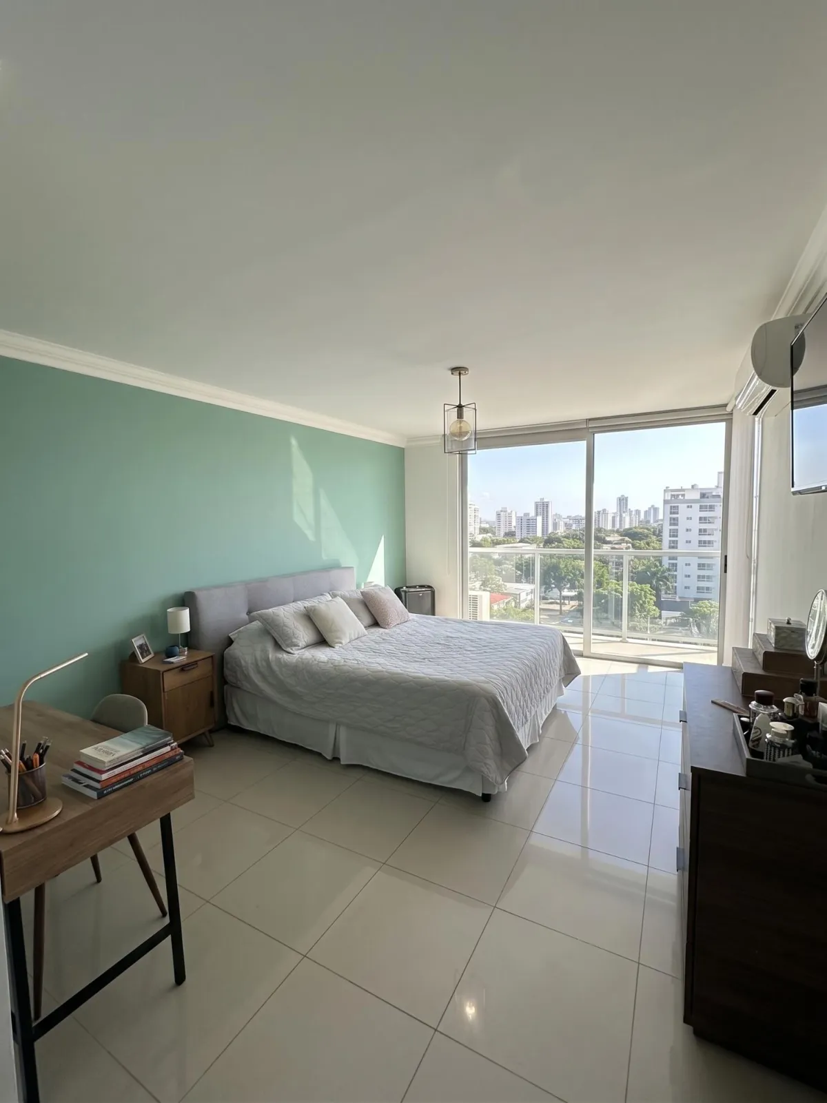 Venta apartamento c/ 2 estacionamientos + 1 dep PH Sky Level (Hato Pintado)