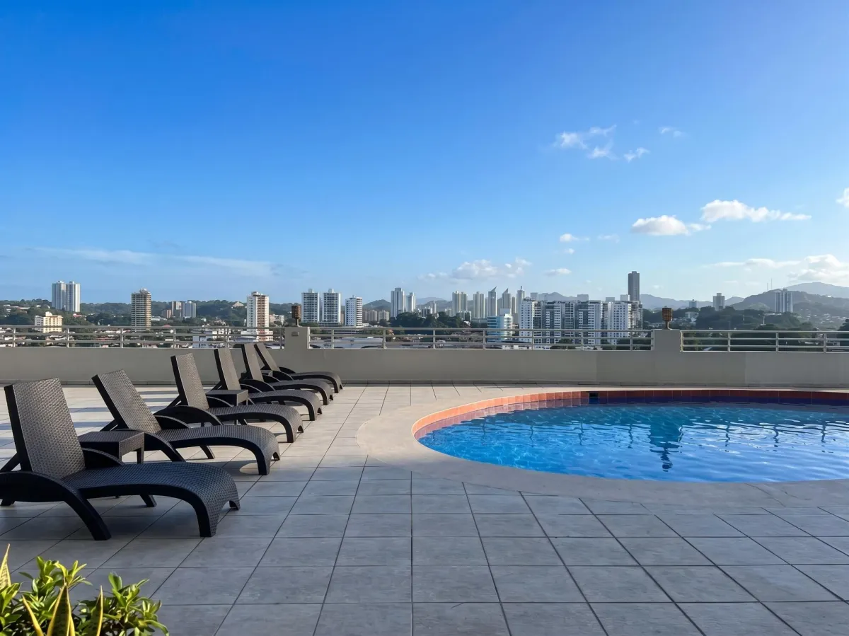 Venta apartamento c/ 2 estacionamientos + 1 dep PH Sky Level (Hato Pintado)
