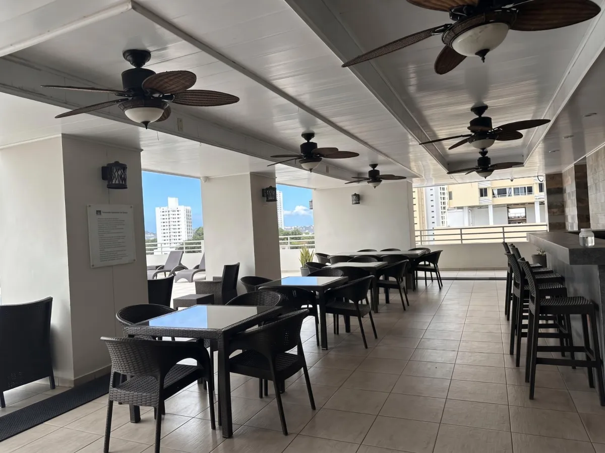 Venta apartamento c/ 2 estacionamientos + 1 dep PH Sky Level (Hato Pintado)