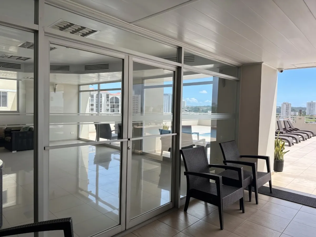 Venta apartamento c/ 2 estacionamientos + 1 dep PH Sky Level (Hato Pintado)