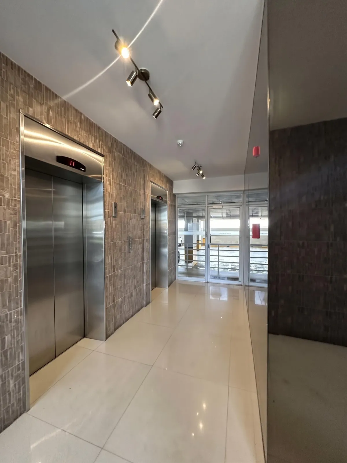 Venta apartamento c/ 2 estacionamientos + 1 dep PH Sky Level (Hato Pintado)
