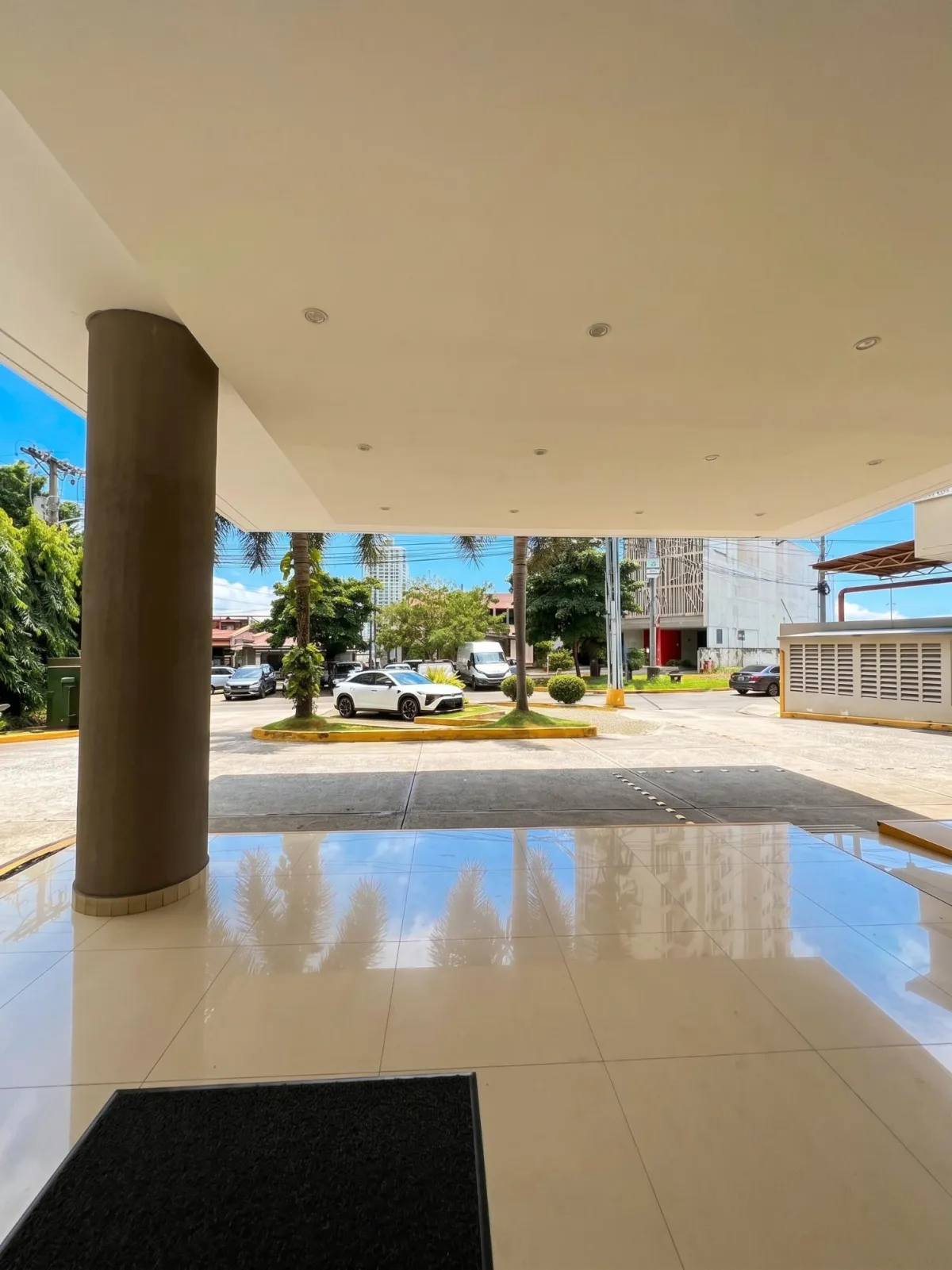 Venta apartamento c/ 2 estacionamientos + 1 dep PH Sky Level (Hato Pintado)