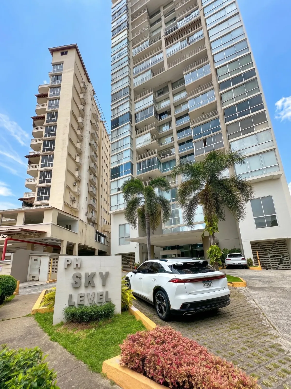 Venta apartamento c/ 2 estacionamientos + 1 dep PH Sky Level (Hato Pintado)