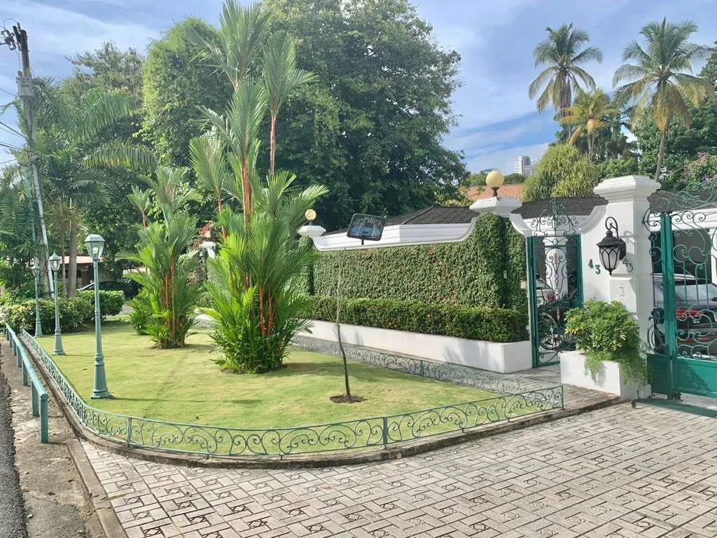 MANSION EN ALTOS DEL GOLF DE REVISTA