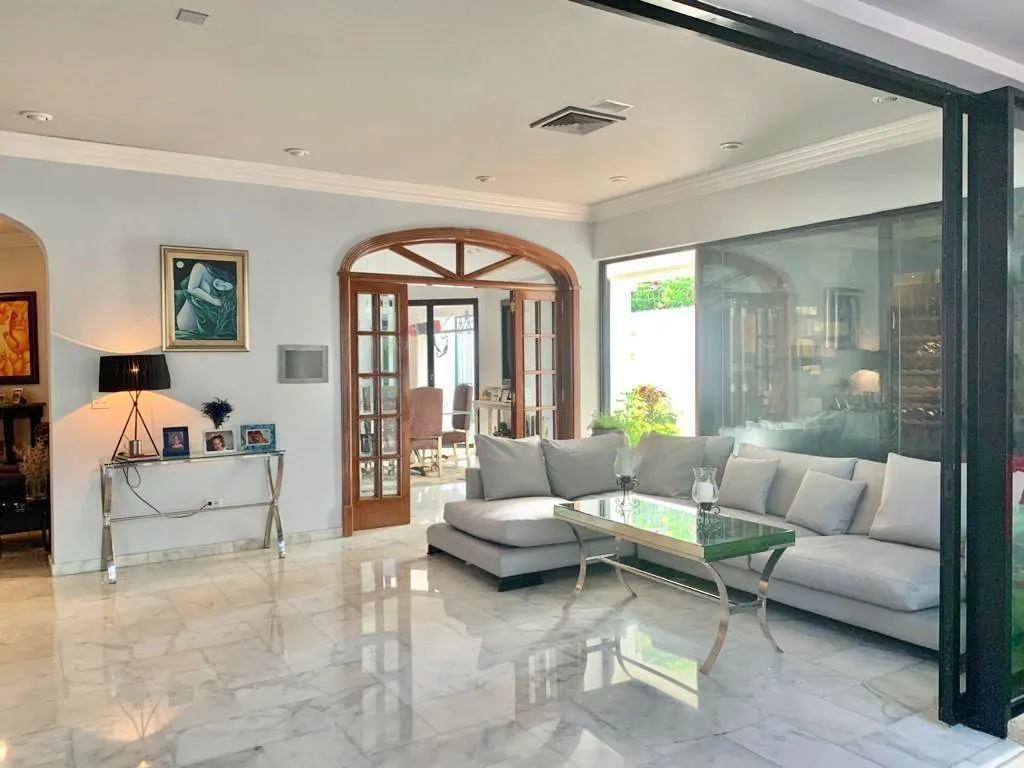 MANSION EN ALTOS DEL GOLF DE REVISTA