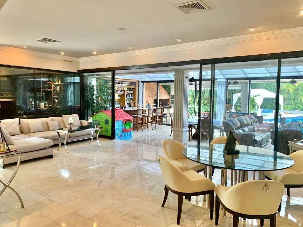 MANSION EN ALTOS DEL GOLF DE REVISTA