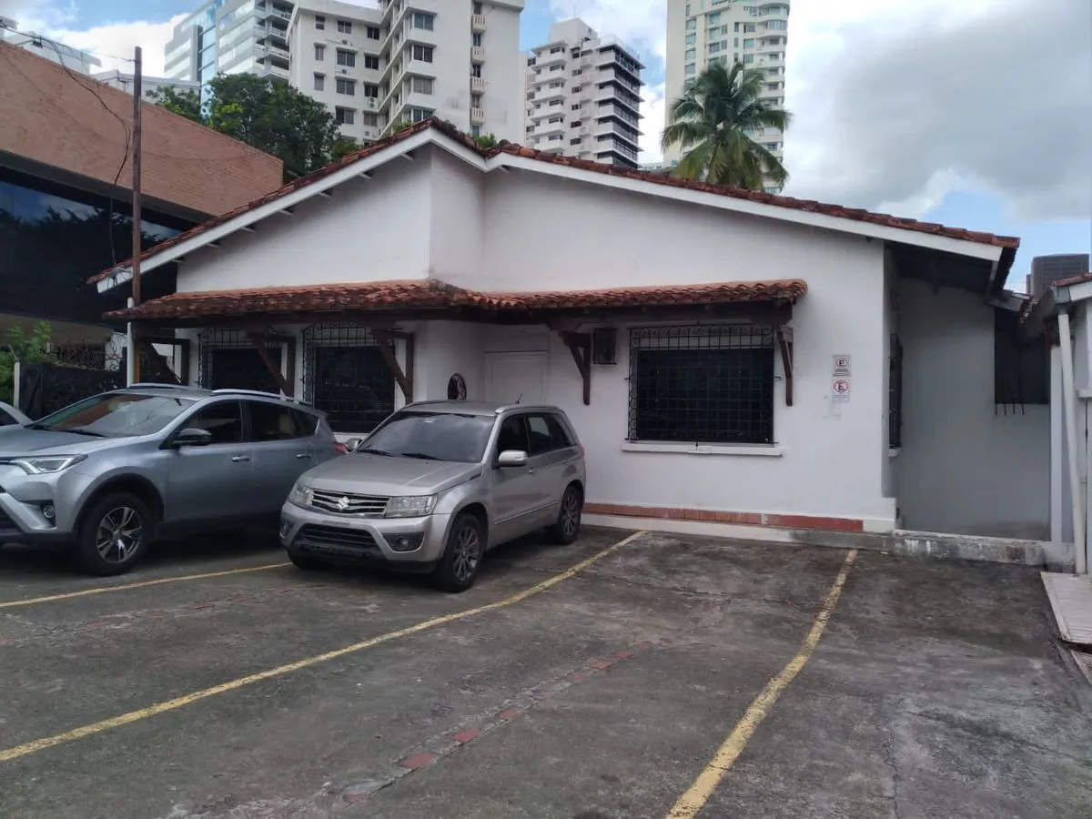 VENTA   TERRENO CON 3 CASAS