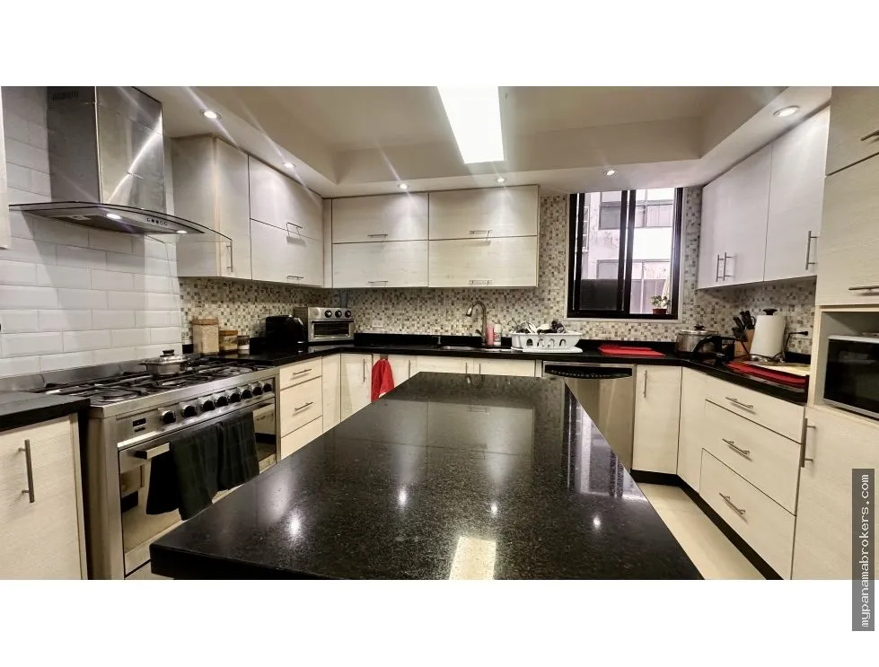 Apartment for Sale on Avenida Balboa, Panama